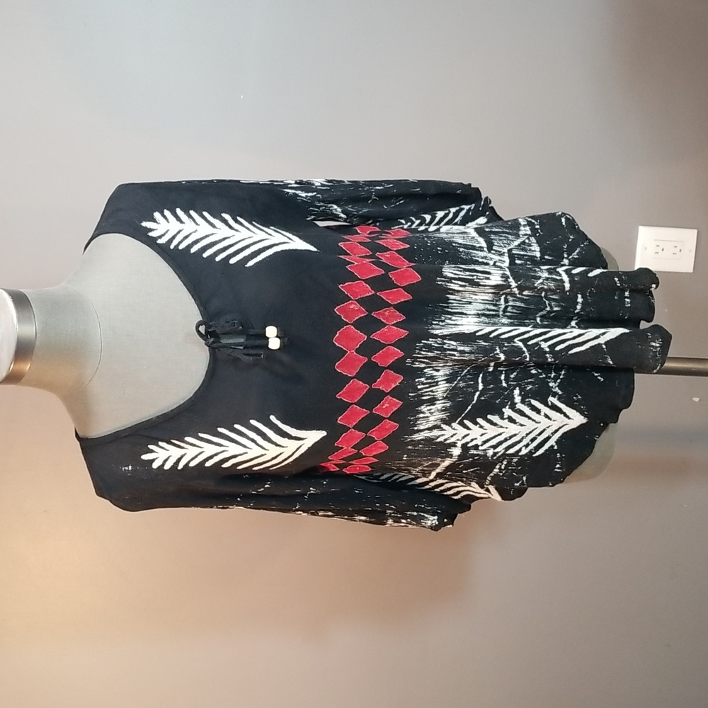 Papa Vancouver casual women's top size medium in red and black earthy pattern